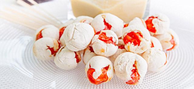 Bombas de tomate Cherry con crema de cebolla