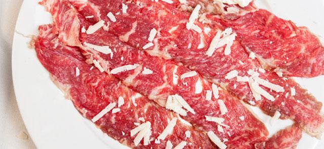 Carpaccio de Wagyu con salsa tártara