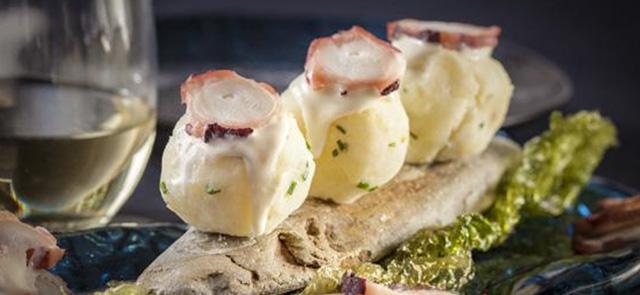 Bocado de causa limeña con carpacio de pulpo y ajo blanco